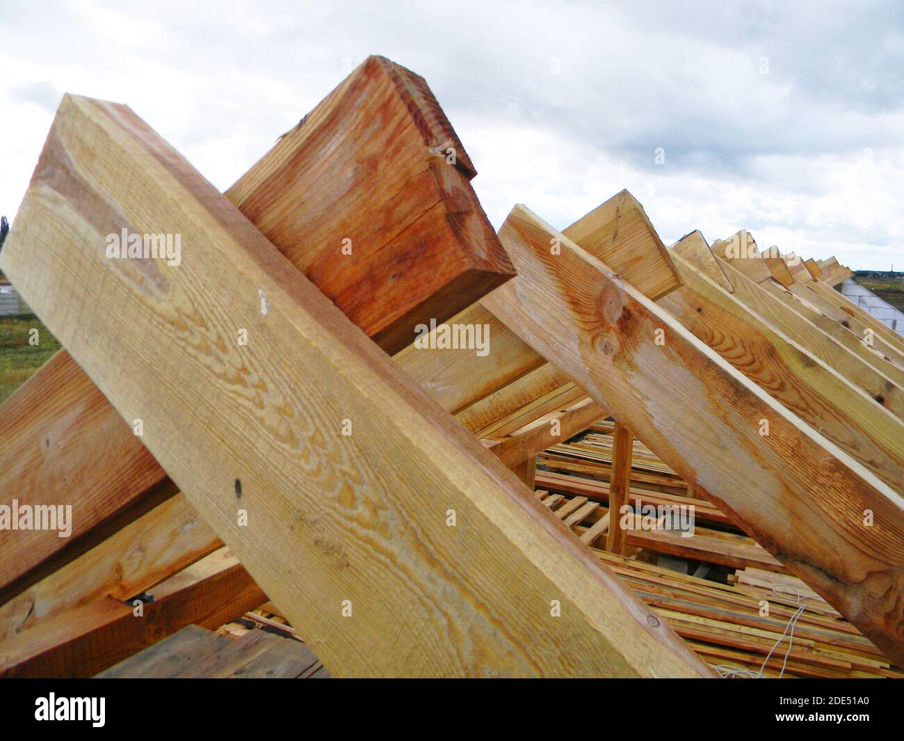 Unfertiges Haus Dach Dachkonstruktion Traversen, Holzbalken, Traufe, Holz. Haus Dach Holzrahmen Konstruktion. Stockfoto