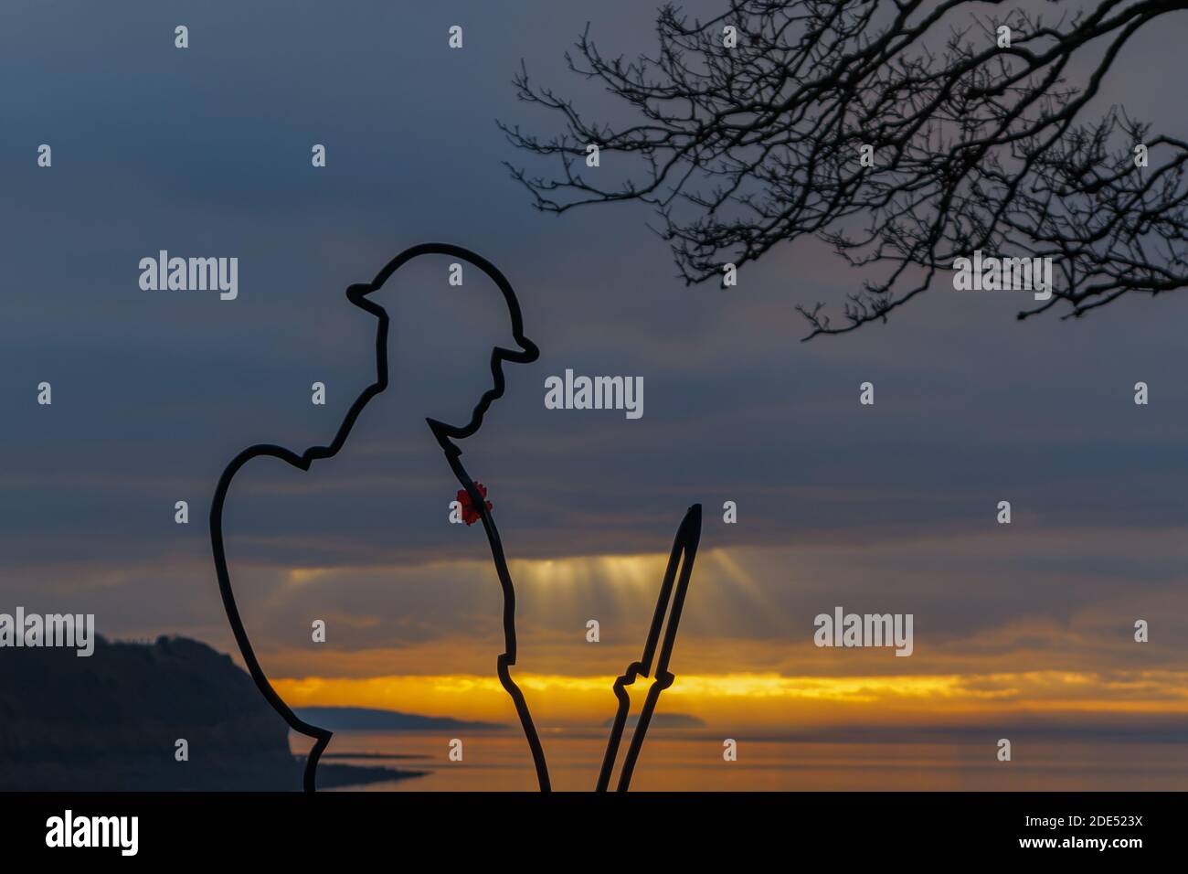 Tommy Silhouette gegen einen dunklen Himmel bei Sonnenuntergang Stockfoto