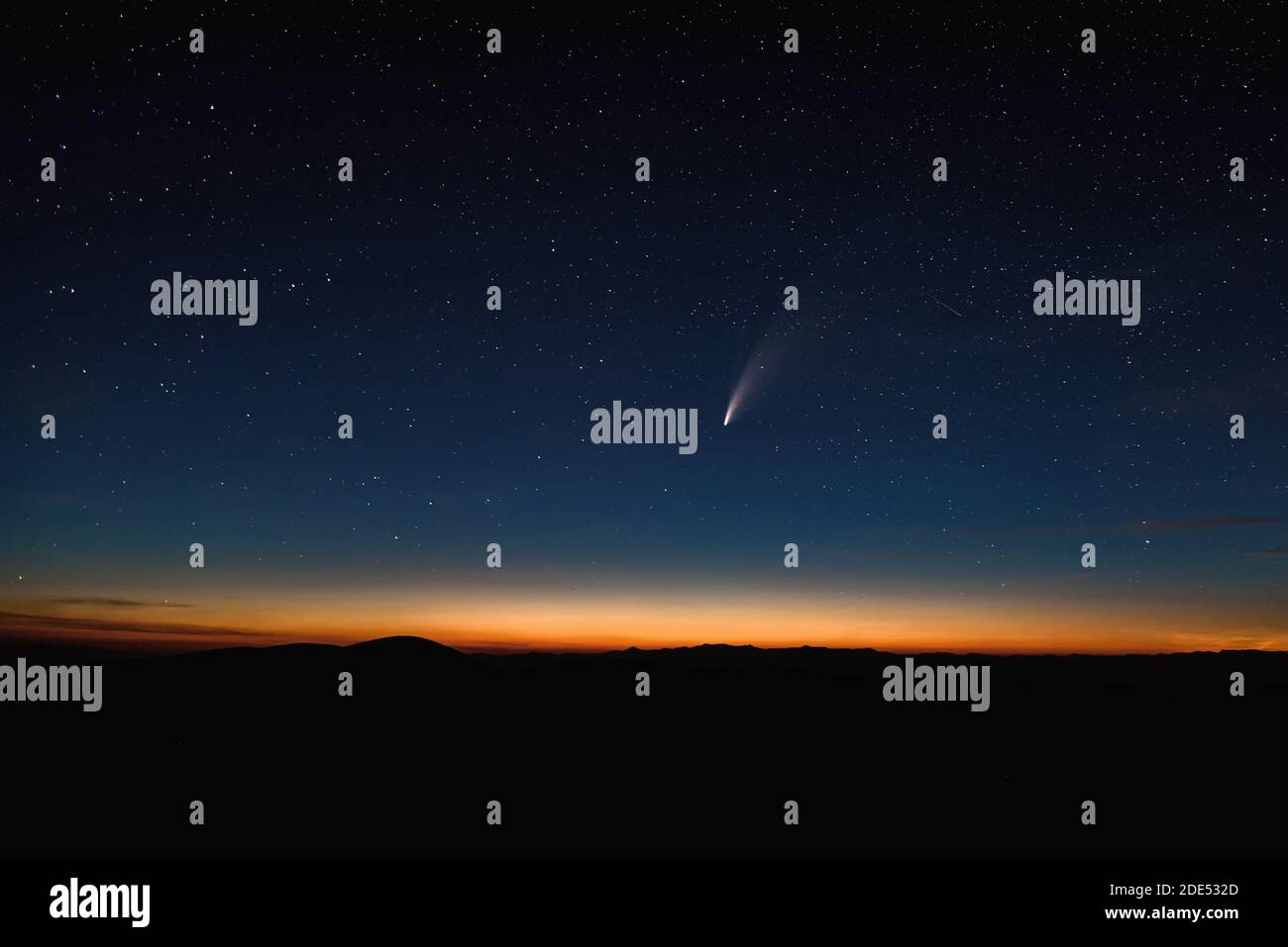 Erstaunliche Nachtlandschaft mit Sternen und Kometen Neowise auf der Sternenhimmel über den Bergen Stockfoto