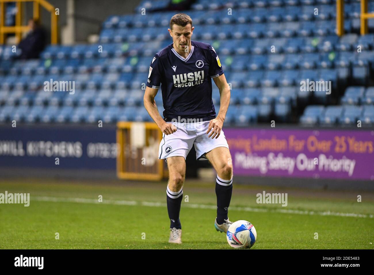 Murray Wallace #3 von Millwall mit dem Ball Stockfoto