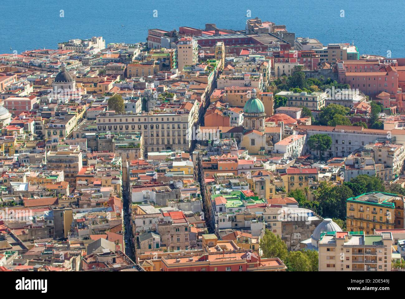 Neapel, eine der schönsten Städte Europas, ist seit 1995 zum UNESCO-Weltkulturerbe ernannt worden. Hier die Stadt von Certosa aus gesehen Stockfoto