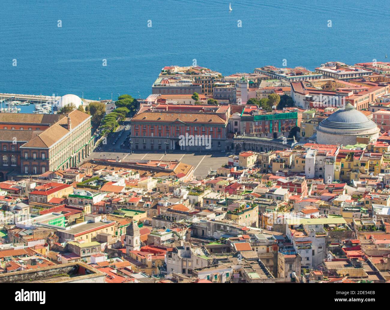 Neapel, eine der schönsten Städte Europas, ist seit 1995 zum UNESCO-Weltkulturerbe ernannt worden. Hier die Stadt von Certosa aus gesehen Stockfoto