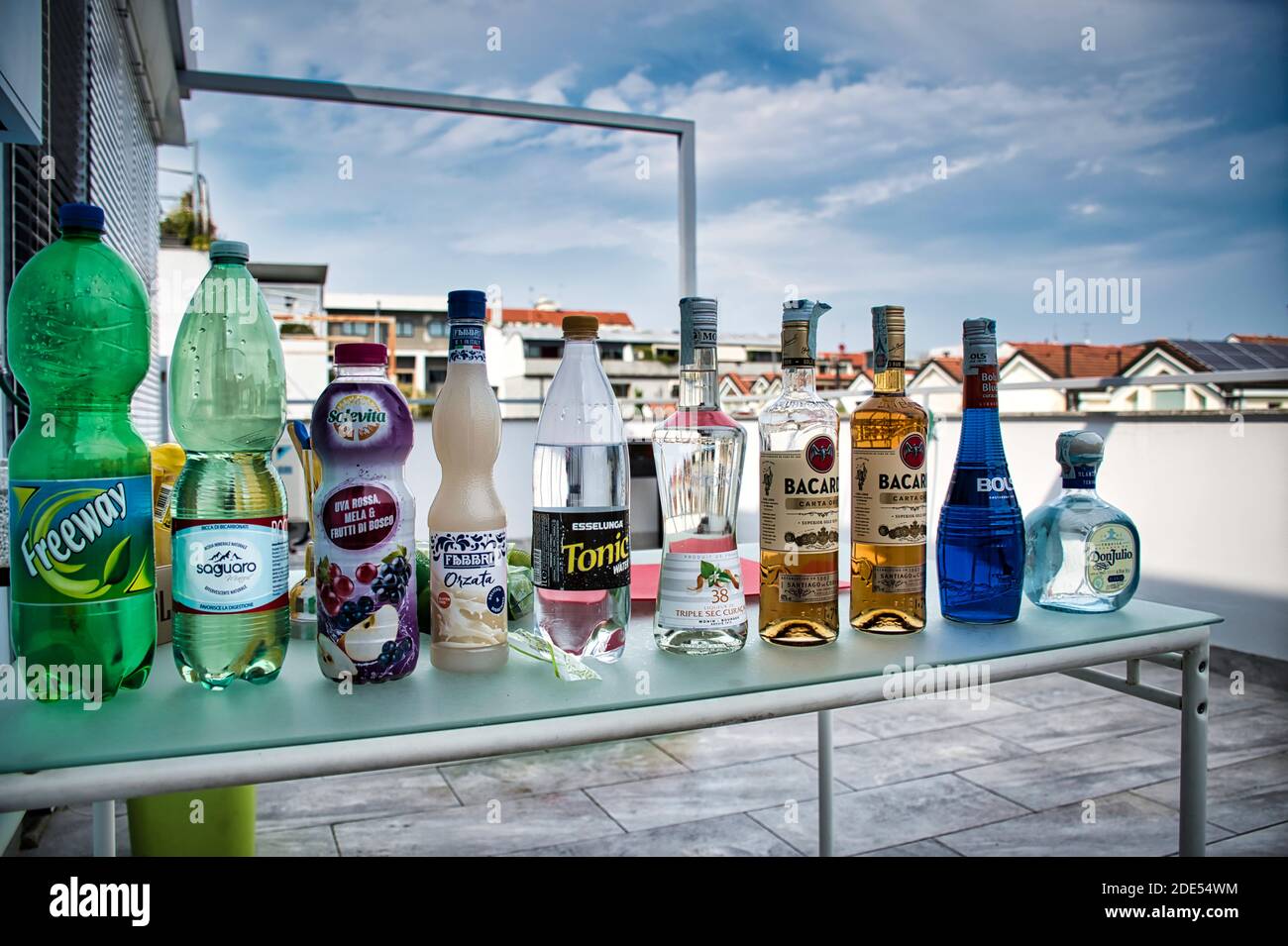 Mailand, Italien, 19. September 2020: Alkoholische und alkoholfreie Flaschen in einer Reihe auf einem Tisch für die Cocktailzubereitung Stockfoto