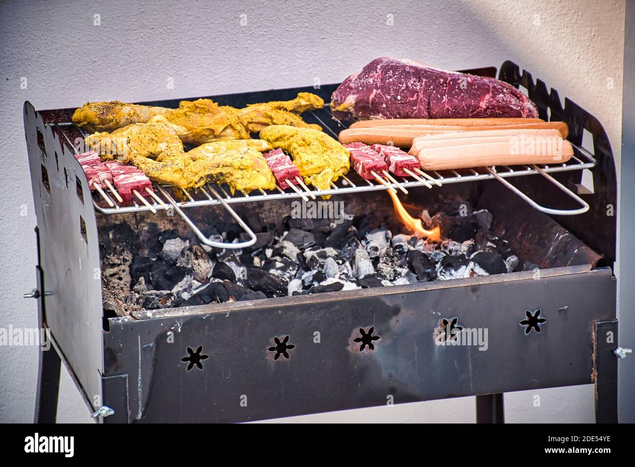 Verschiedene leckere gegrilltes Fleisch über die Kohlen auf Grill Stockfoto