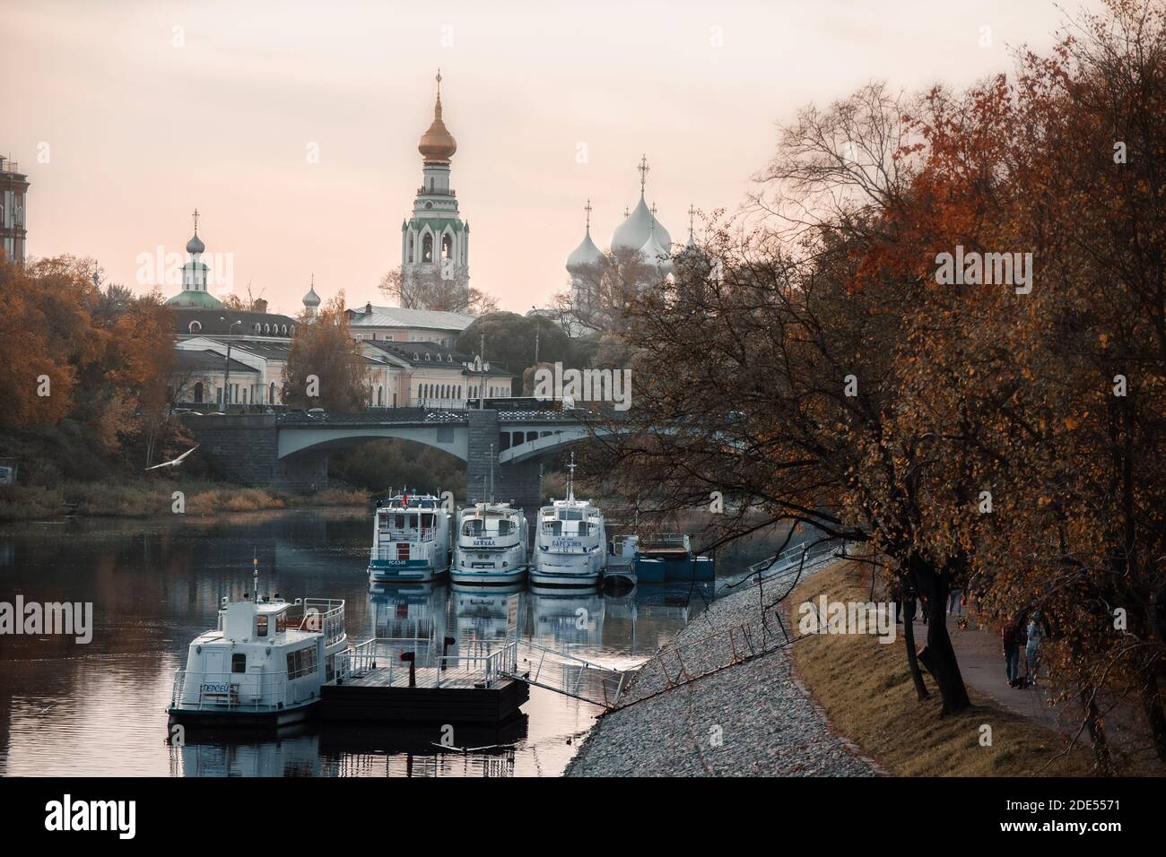 Tempel des Wologda Kreml und Schiffe mit einer Brücke von der Seite des Flusses an einem Herbsttag. Wologda, Russland Stockfoto