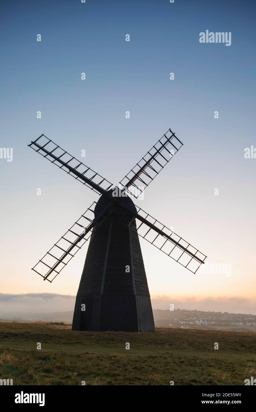 England, West Sussex, Brighton, Rottingdean, Silhouette der Rottingdean Windmühle am Beacon Hill in Dawn Stockfoto