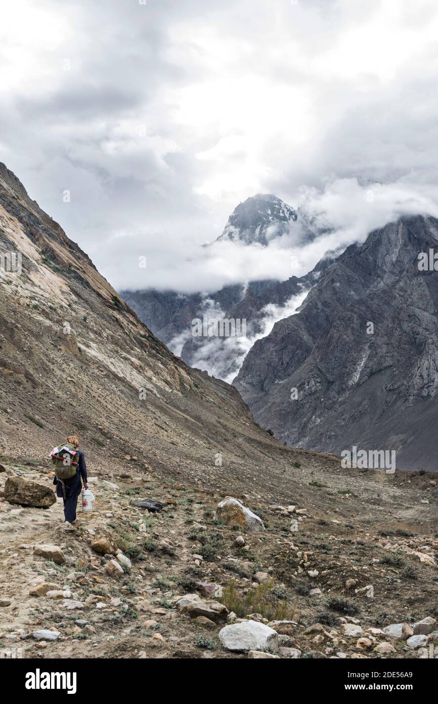 Porter auf dem Trekkingpfad von Jula nach Payu, K2 Base Camp Trek Stockfoto