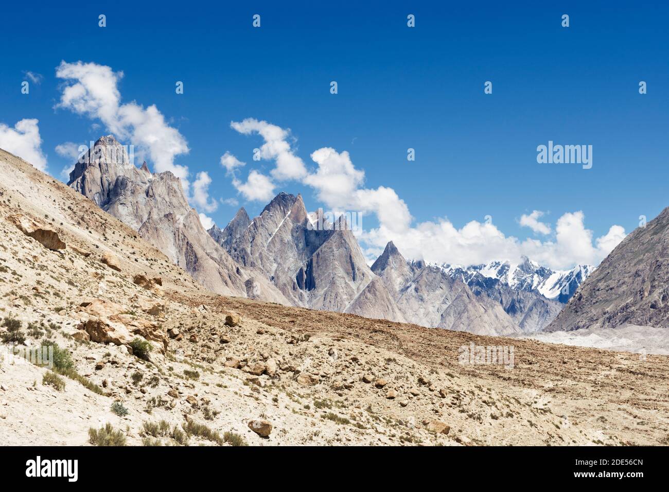 Blick auf Paiju-Gipfel, Biange I & II-Gipfel während des K2-Basislager-Treks, Karakorum, Pakistan Stockfoto