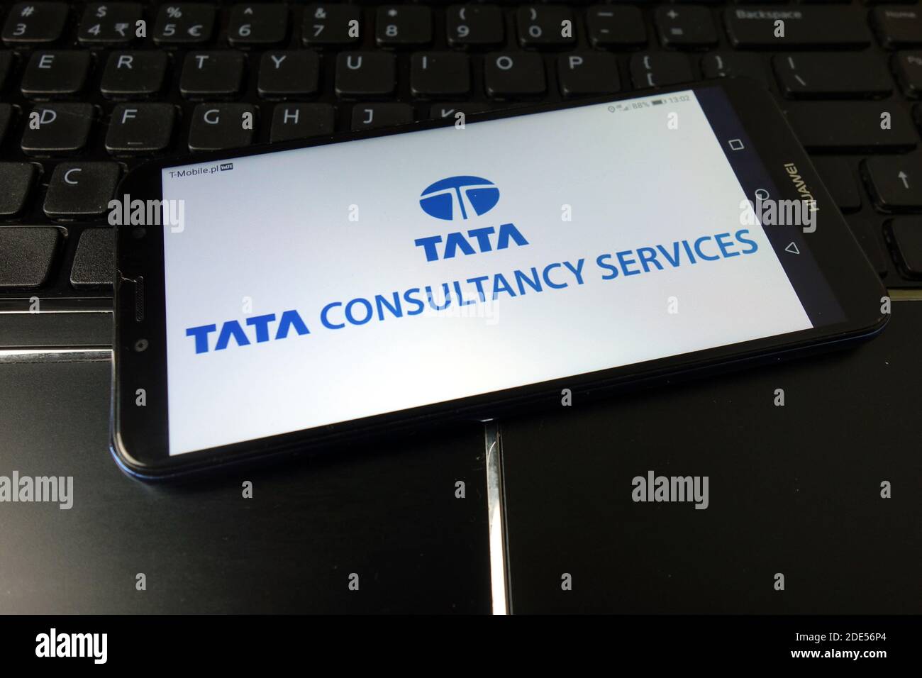 KONSKIE, POLEN - 11. Januar 2020: Das TCS Firmenlogo von Tata Consultancy Services Limited wird auf dem Mobiltelefon angezeigt Stockfoto