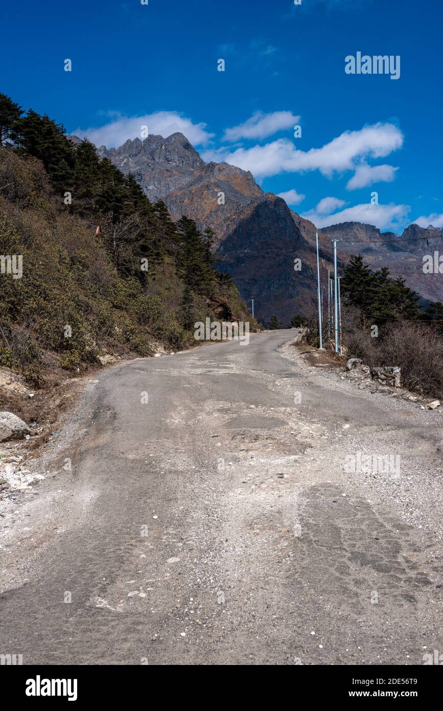 Foto von Empty Road Sela Pass in Tawang, Arunachal Pradesh, Indien. Stockfoto