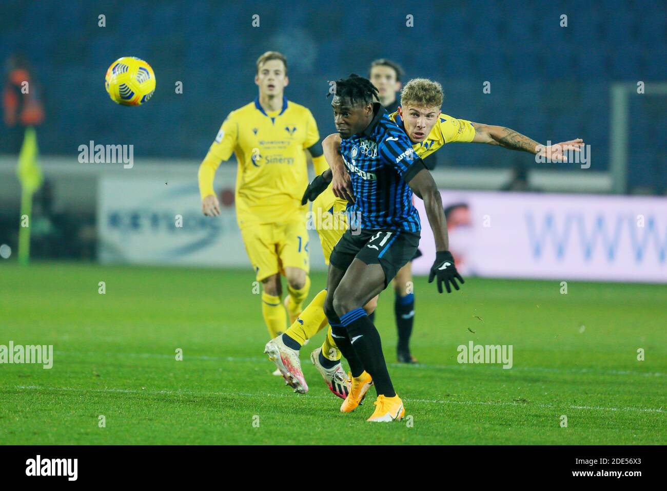 Duvan Zapata von Atalanta und Matteo Lovato von Hellas Verona Während der italienischen Meisterschaft Serie EIN Fußballspiel zwischen AT / LM Stockfoto