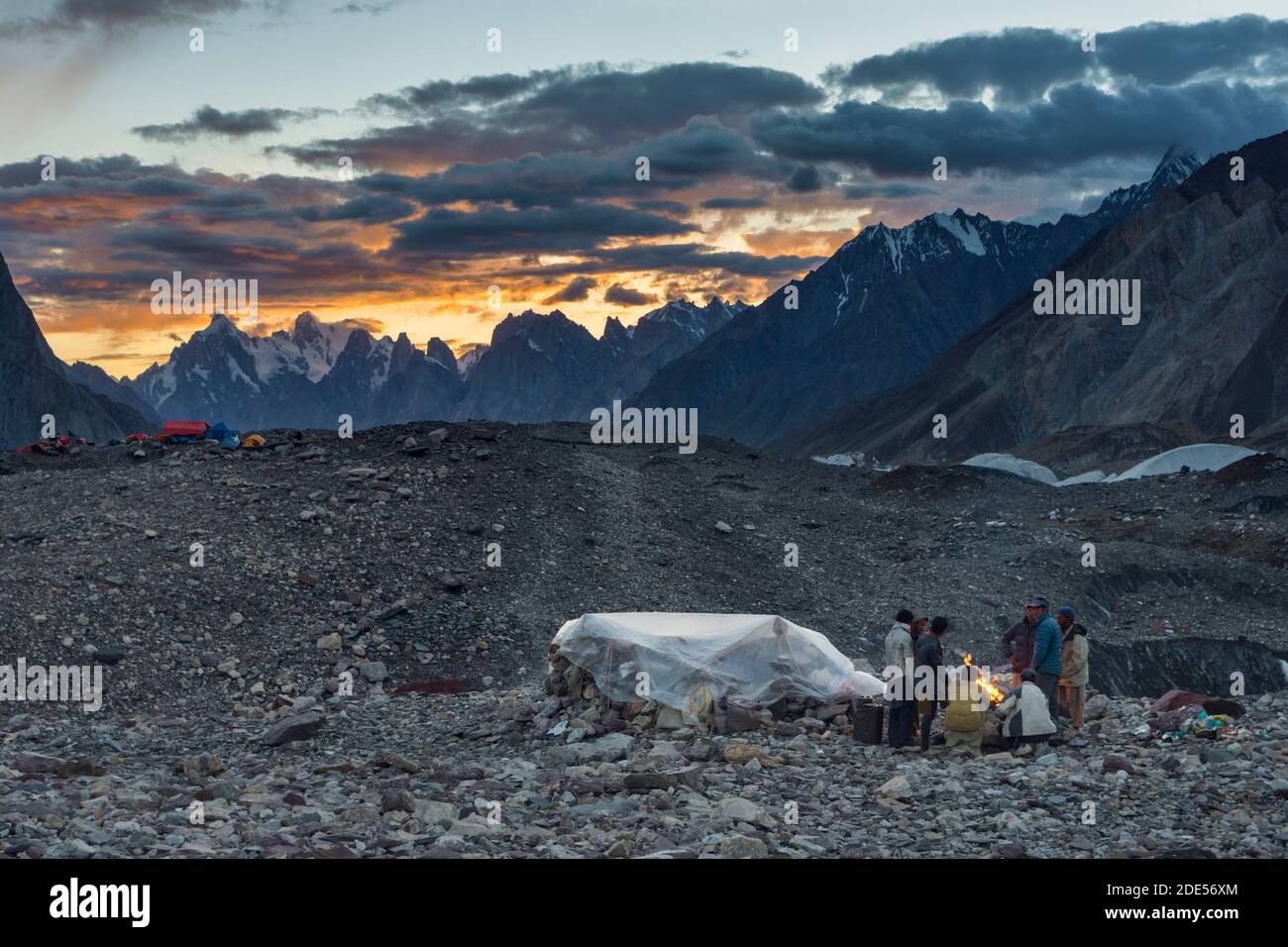 Träger am Lagerfeuer in Concordia bei Sonnenuntergang, K2 Base Camp Trek, Karakoram, Pakistan Stockfoto