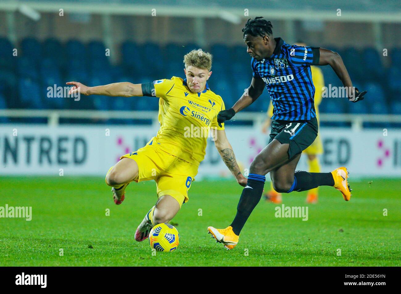 Duvan Zapata von Atalanta und Matteo Lovato von Hellas Verona Während der italienischen Meisterschaft Serie EIN Fußballspiel zwischen AT / LM Stockfoto