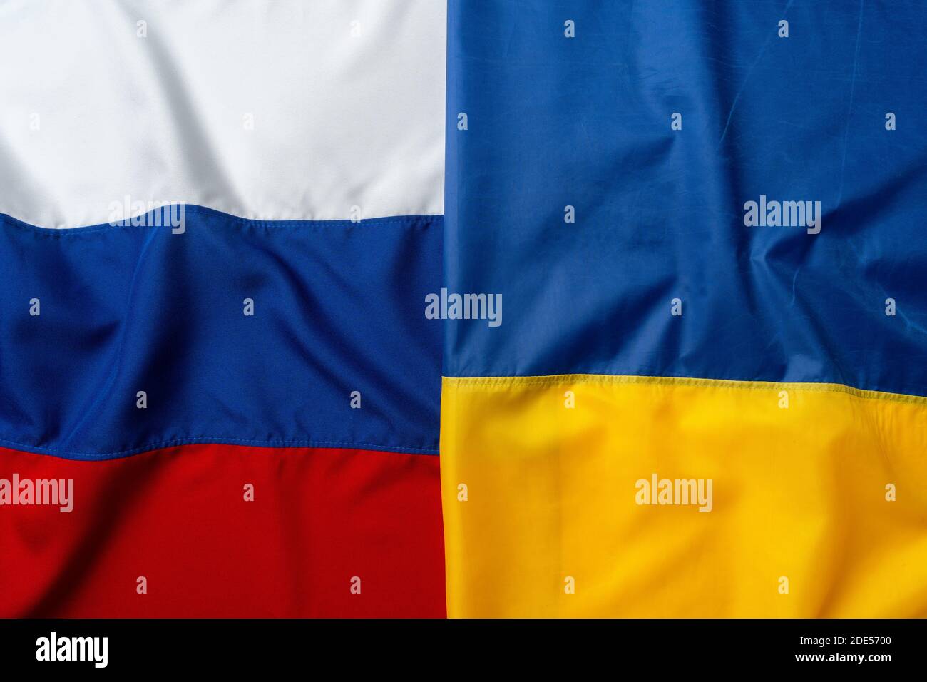 Die Flaggen Russlands und der Ukraine falteten sich zusammen Stockfoto
