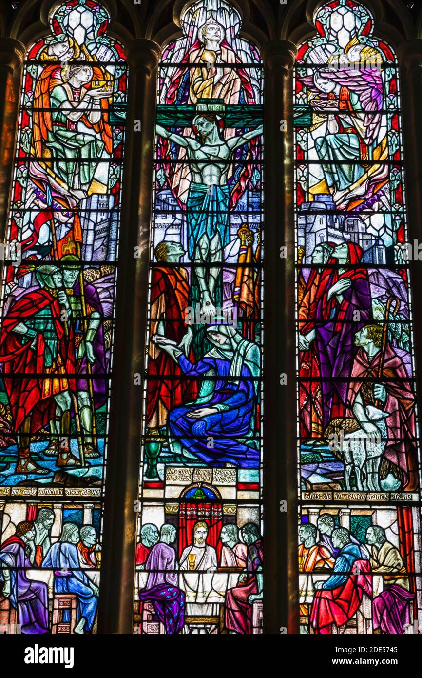 England, East Sussex, Winchelsea, Kirche des heiligen Thomas des Märtyrers, Glasfenster mit Darstellung des letzten Abendmahls und der Kreuzigung Christi Stockfoto