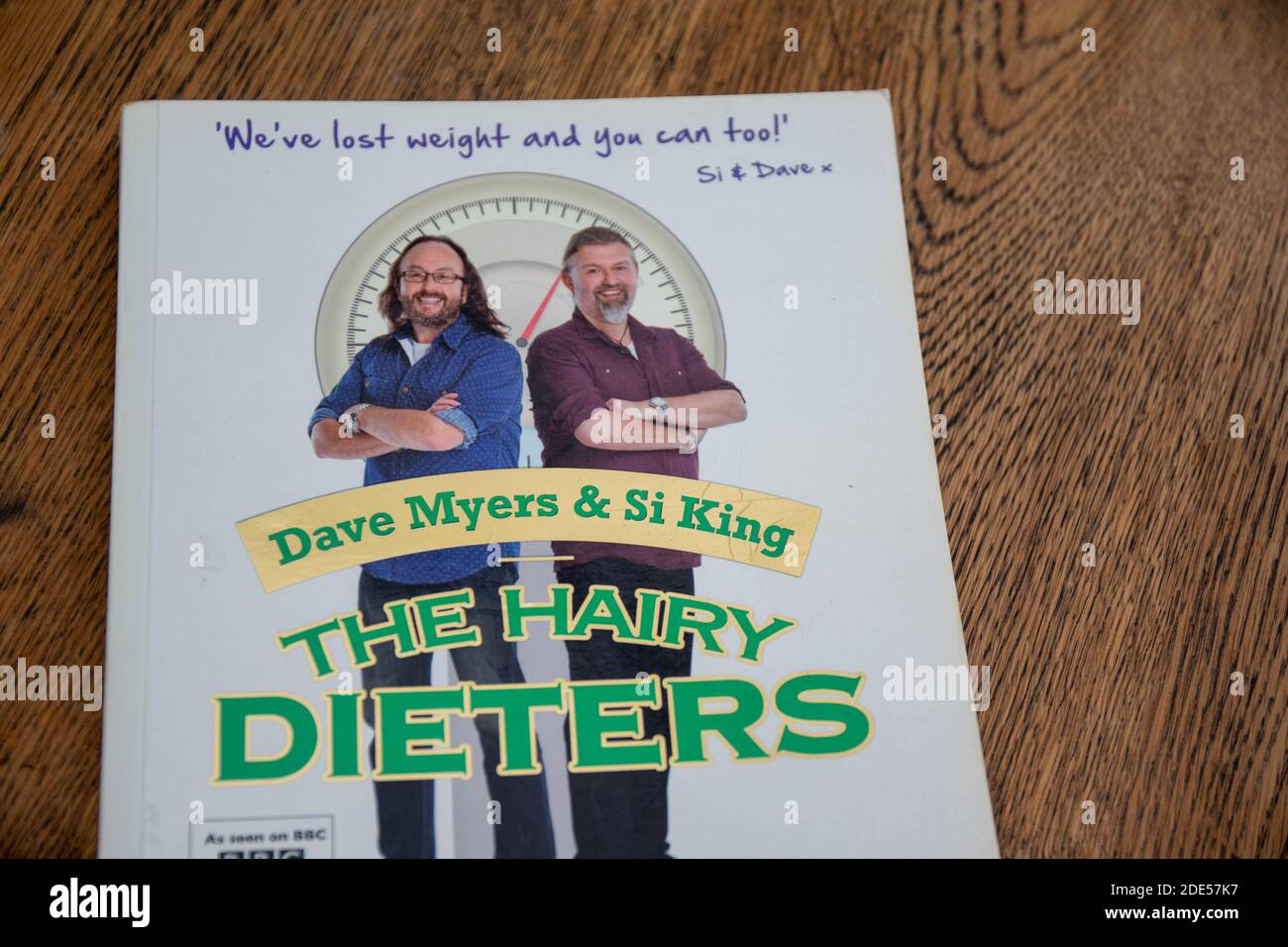 Durham, UK - 20 Nov 2020: SI King und David Myers Hairy Dieters Promi-Kochbuch von den Hairy Bikers. Promi-Köche lehren, wie man echtes Essen aber s kochen Stockfoto