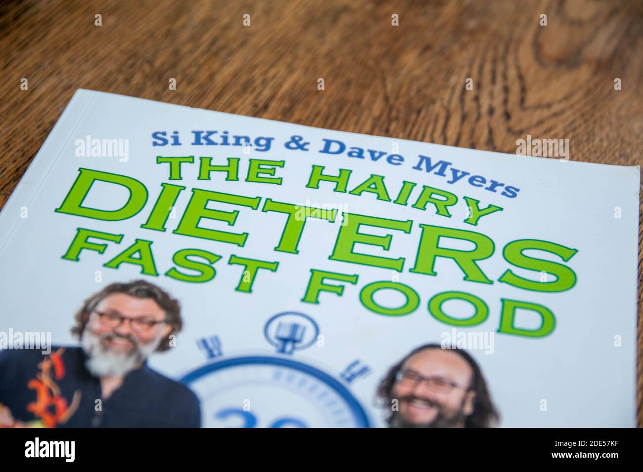 Durham, UK - 20 Nov 2020: SI King und David Myers Hairy Dieters Promi-Kochbuch von den Hairy Bikers. Promi-Köche lehren, wie man echtes Essen aber s kochen Stockfoto