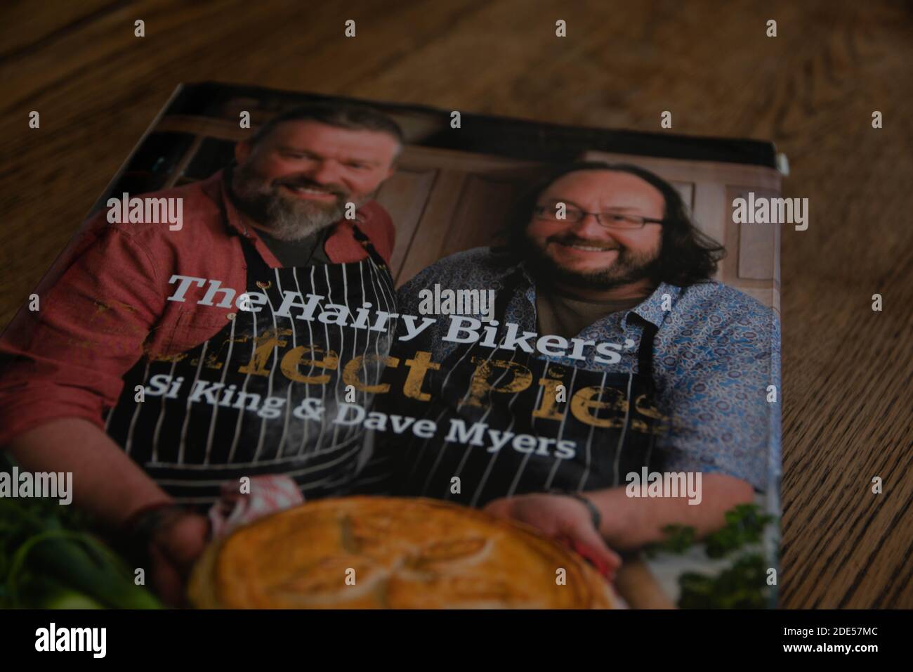 Durham, UK - 20 Nov 2020: SI King und David Myers Perfect Pies Kochbuch von den Hairy Bikers. Promi-Köche lehren, wie man echte Pub-Food-Klassiker kocht Stockfoto