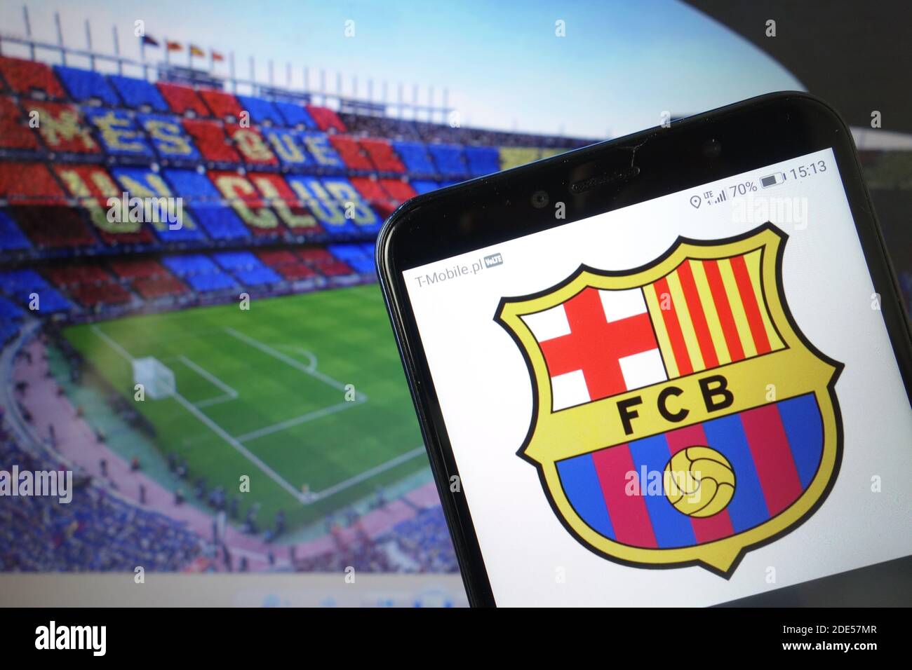 KONSKIE, POLEN - 11. Januar 2020: Das Logo des Futbol Club Barcelona wird auf dem Mobiltelefon angezeigt Stockfoto