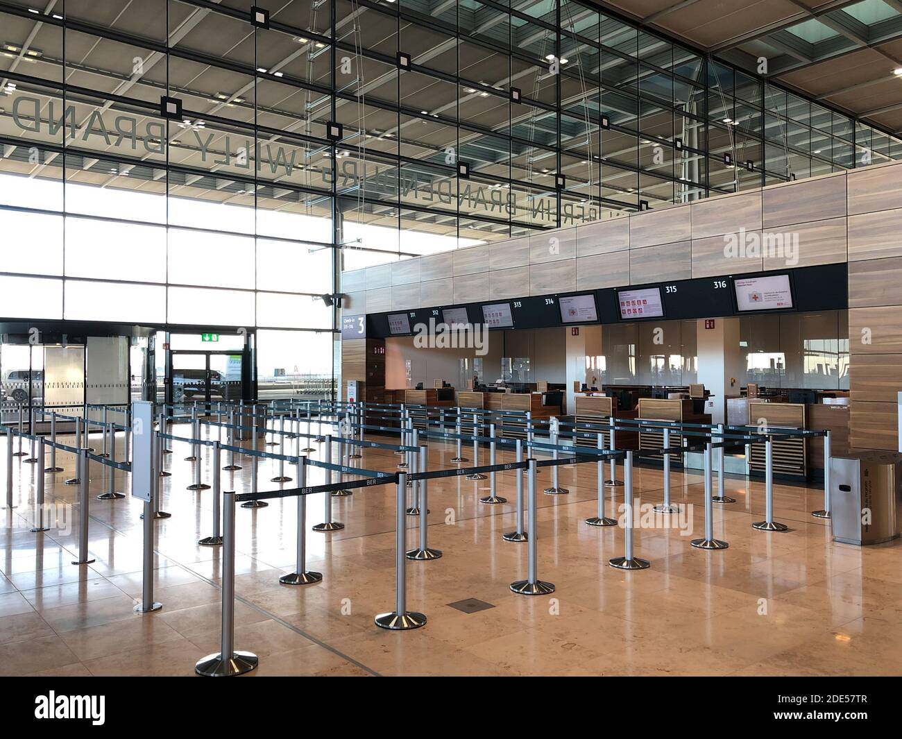 Leeres Gate am Berliner Flughafen BER während der Covid-19 Pandemie Stockfoto