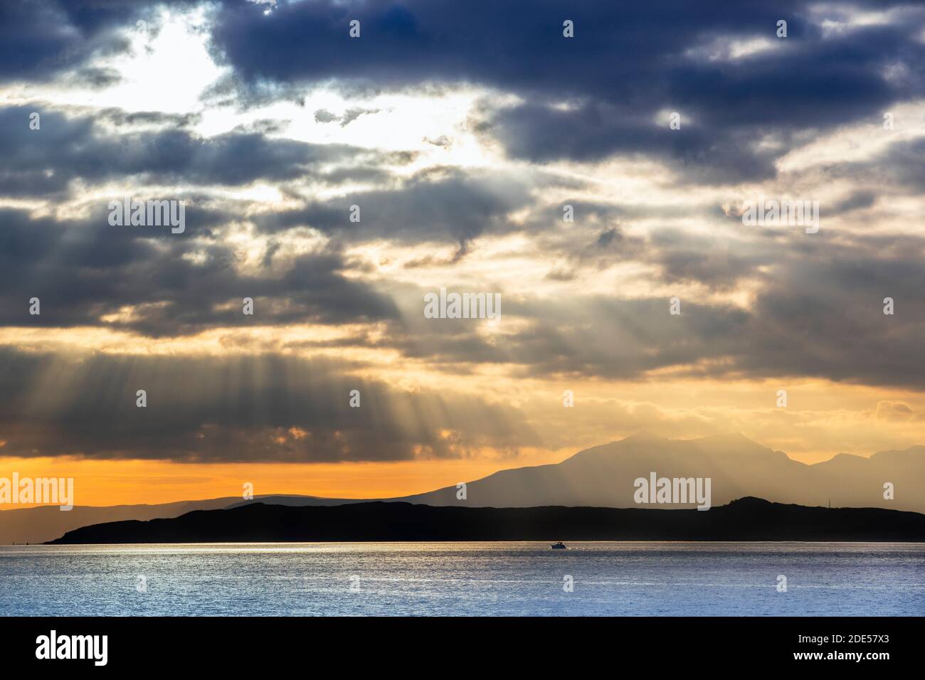 Blick nach Westen über den Firth of Clyde von der Küste von Ayrshire zur Insel Millport und Isle of Arran in der Ferne, Ayrshire, Schottland, Großbritannien. Stockfoto