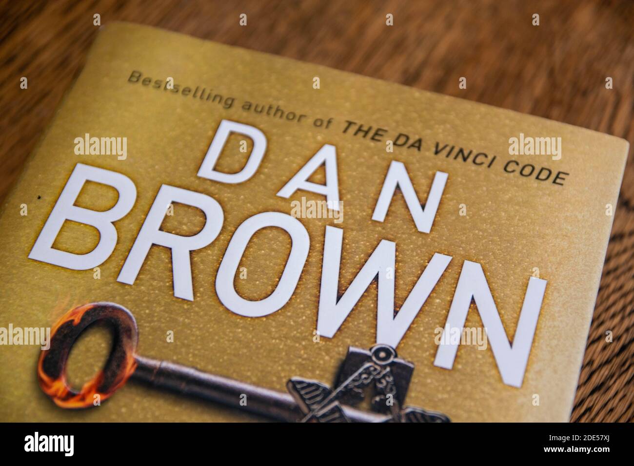 Dan Brown ist ein amerikanischer Autor, der vor allem für seine Thriller Robert Langdon Romane Angels & Demons, The Da Vinci Code, The Lost Symbol, Inferno bekannt ist Stockfoto