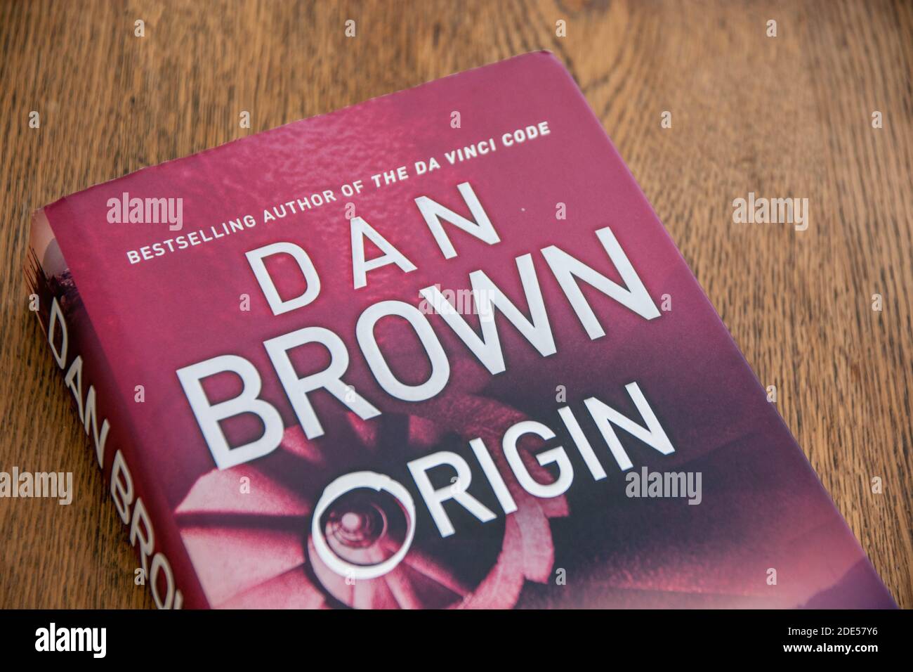 Dan Brown ist ein amerikanischer Autor, der vor allem für seine Thriller-Romane Robert Langdon Angels & Demons, The Da Vinci Code, The Lost Symbol, Origin bekannt ist Stockfoto