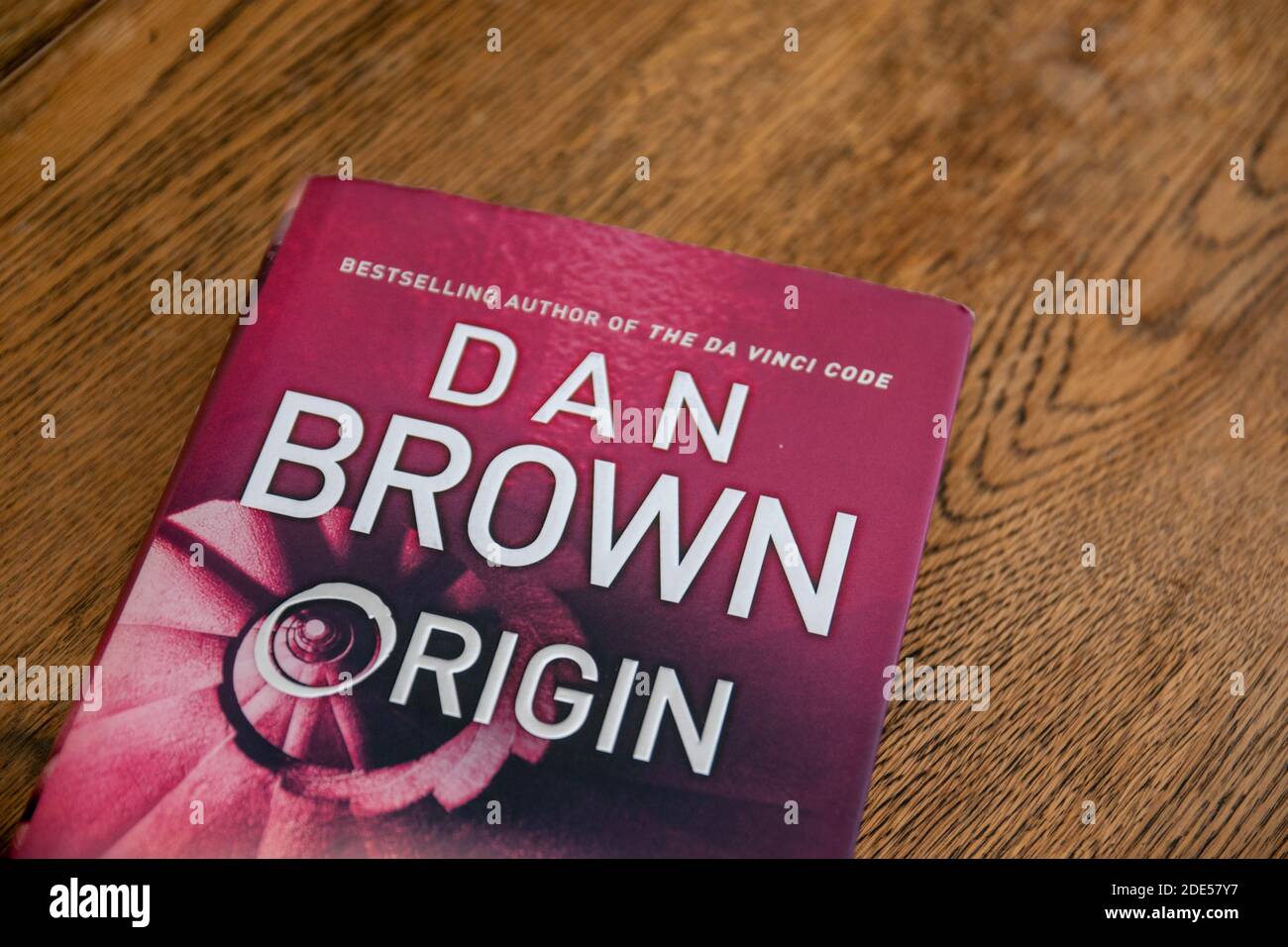 Dan Brown ist ein amerikanischer Autor, der vor allem für seine Thriller-Romane Robert Langdon Angels & Demons, The Da Vinci Code, The Lost Symbol, Origin bekannt ist Stockfoto