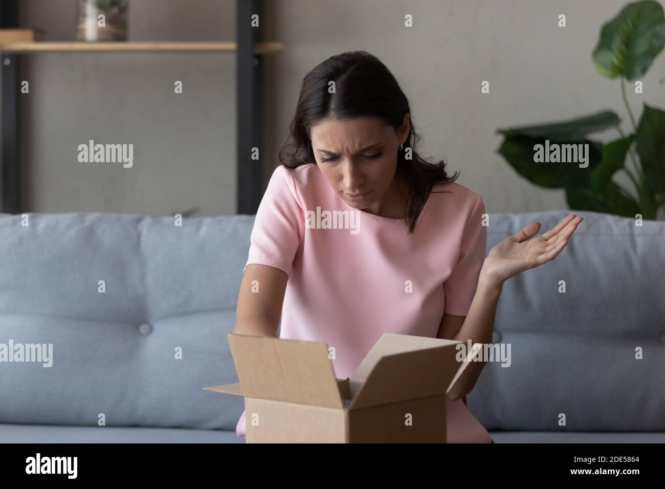 Unglücklich junge arabische Frau Gefühl unzufrieden von immer abgestürzten Element. Stockfoto