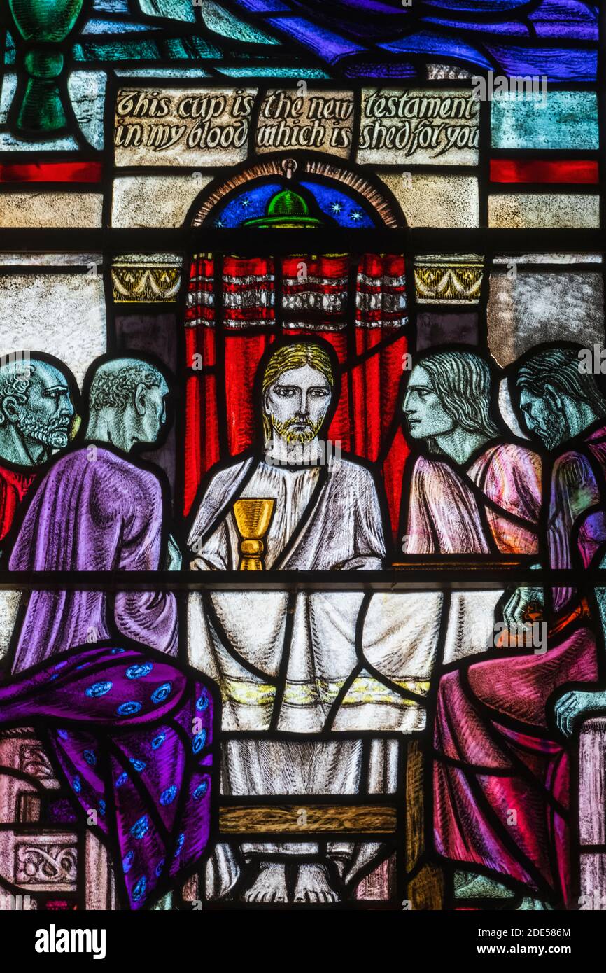 England, East Sussex, Winchelsea, Kirche des heiligen Thomas des Märtyrers, Glasfenster, das das letzte Abendmahl darstellt Stockfoto