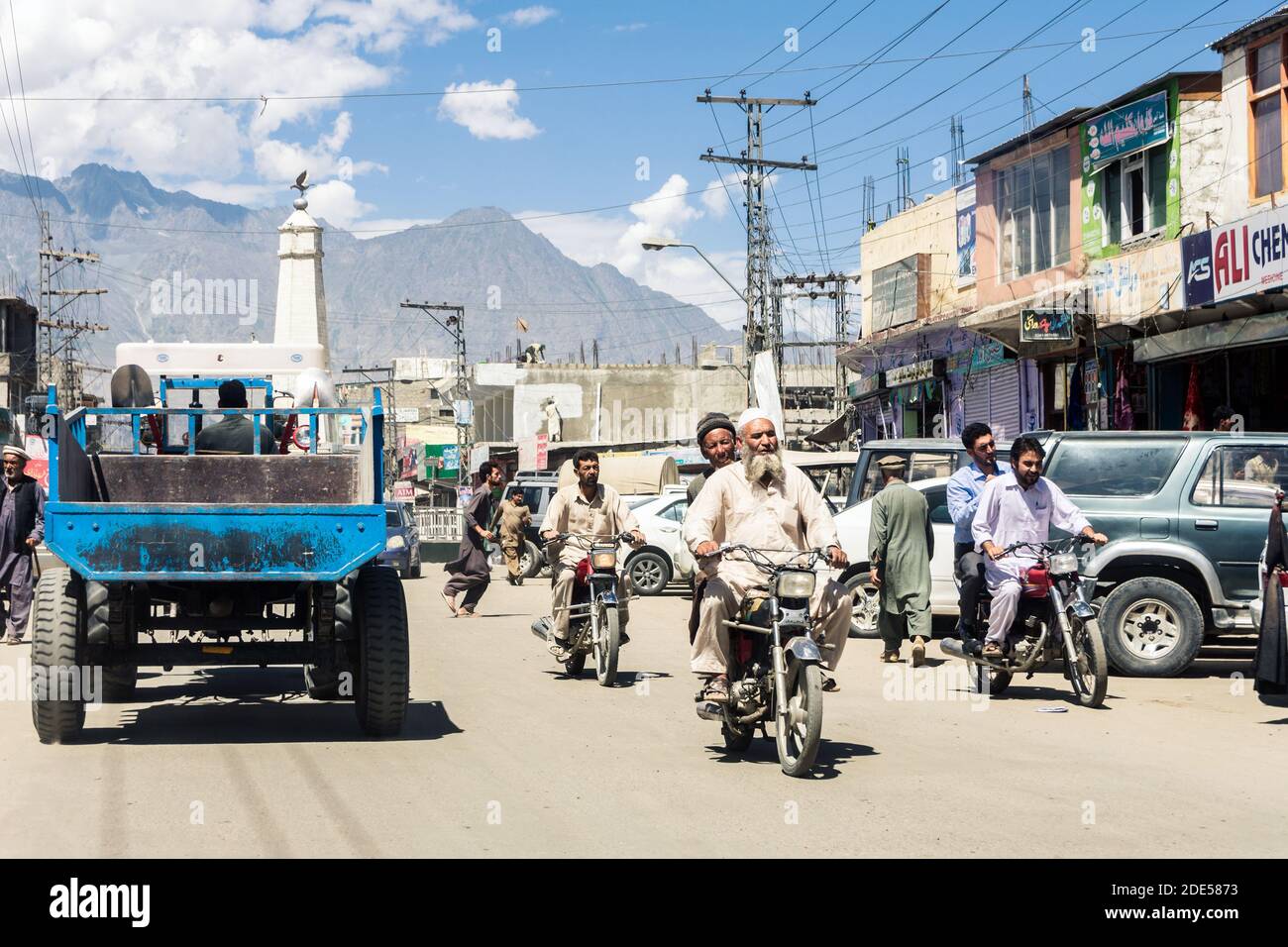 Befahrene Hauptstraße in Skardu, Gilgit-Baltistan, Pakistan Stockfoto Befahrene Hauptstraße in Skardu, Gilgit-Baltistan, Pakistan Stockfoto