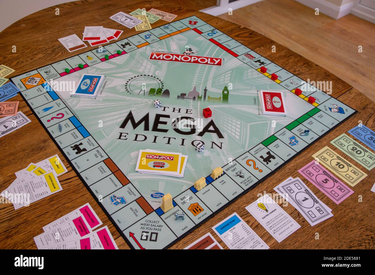 Newley veröffentlichte Mega Edition Monopoly. Neue Version des klassischen, schnell handelnden Brettspiels für Immobilien (Hasbro-Spiele). Finanzen, Banken, richtig kaufen Stockfoto