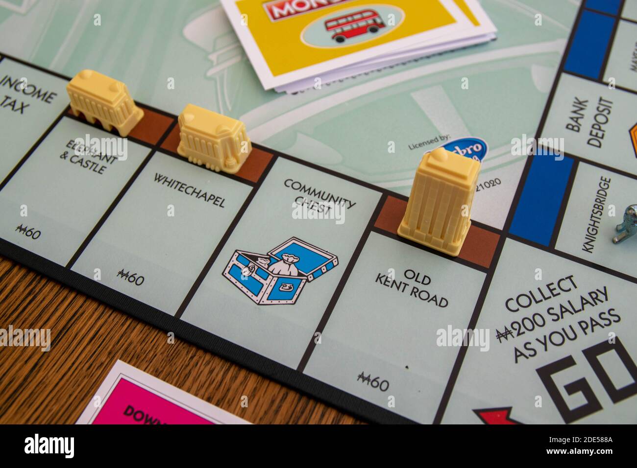 Newley veröffentlichte Mega Edition Monopoly. Neue Version des klassischen, schnell handelnden Brettspiels für Immobilien (Hasbro-Spiele). Finanzen, Banken, richtig kaufen Stockfoto