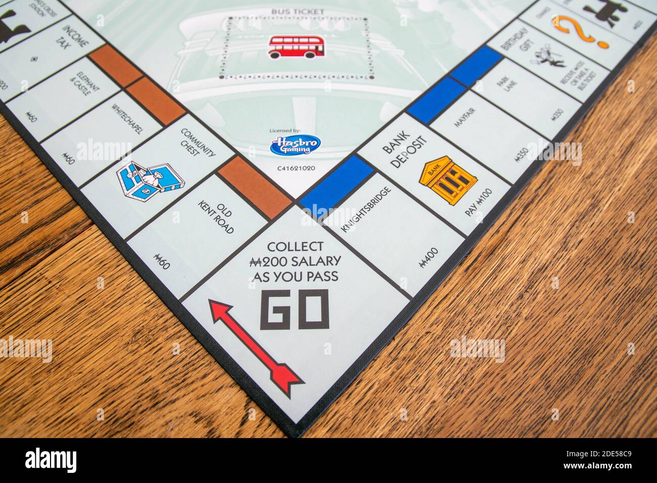 Newley veröffentlichte Mega Edition Monopoly. Neue Version des klassischen, schnell handelnden Brettspiels für Immobilien (Hasbro-Spiele). Finanzen, Banken, richtig kaufen Stockfoto