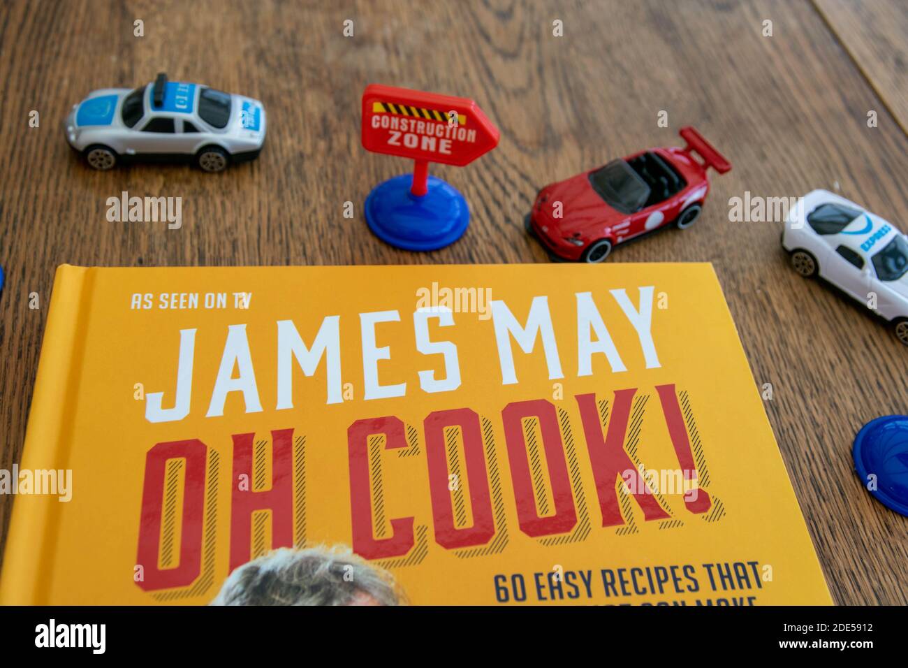 Durham, UK - 17 Nov 2020: James May Oh Cook Kochbuch. Top Gear Auto Moderator kommen Amateur-Koch, James lernt unterwegs in der TV-Show Oh Cook, suc Stockfoto