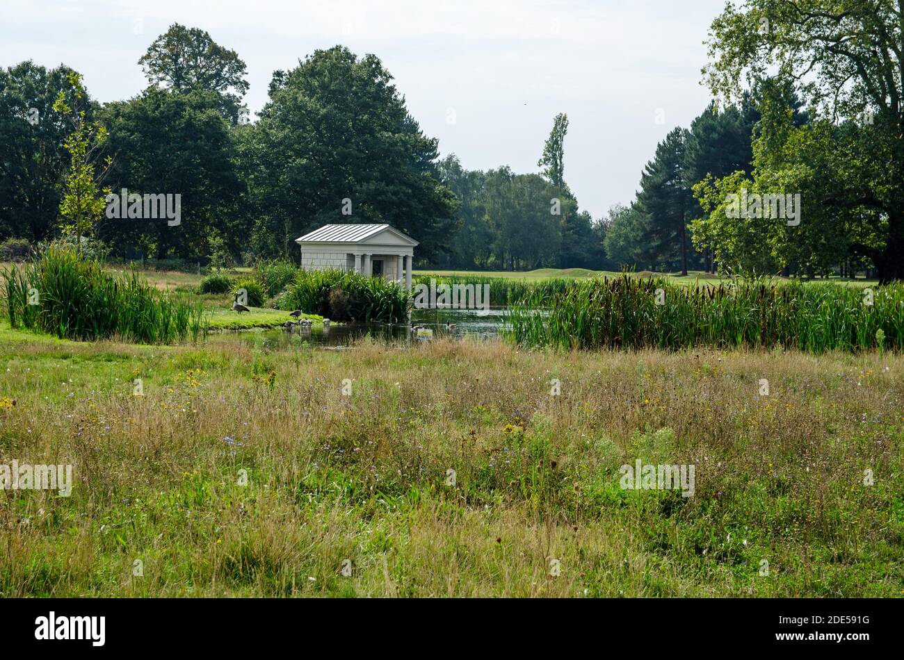 Blick über die Wiese und den See mit Blick auf den Tempel im klassischen Stil, der als Bootshaus am historischen King's Observatory im Old Deer Park, R, genutzt wurde Stockfoto