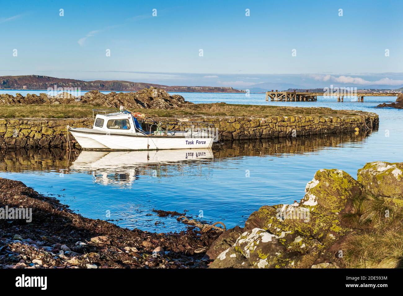 Blick nach Norden auf den Firth of Clyde vom Hafen Portencross in Richtung der Stadt Largs und der Insel Millport, Ayrshire, Schottland, Großbritannien Stockfoto