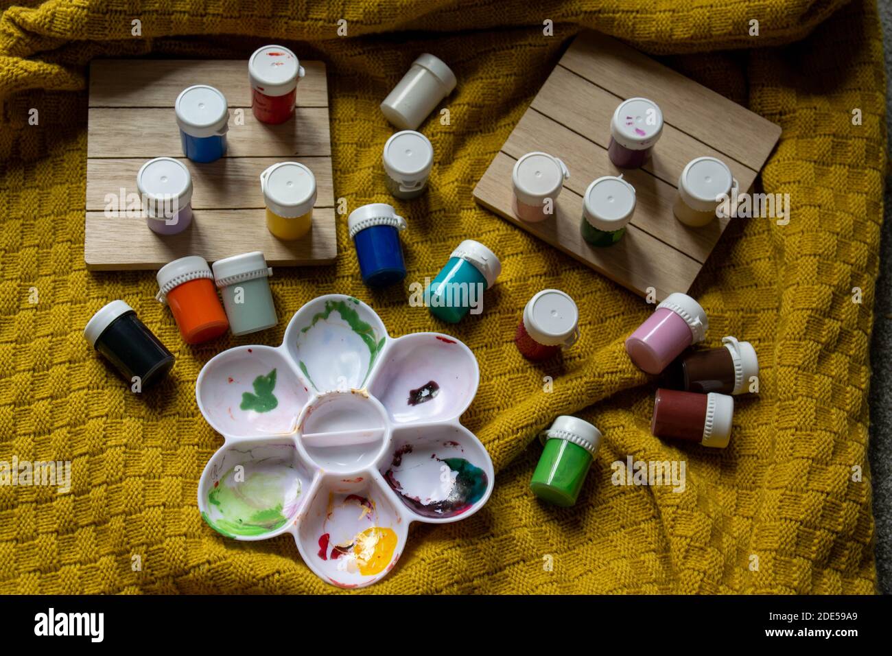 Verschiedene Kinder-Farbtöpfe mit Mixing-Tablett. Familie Spaß Aktivität, um Kinder beschäftigt zu halten, während zu Hause bleiben. Indoor Erholung. Kreativ, Kunst liefern, Stockfoto
