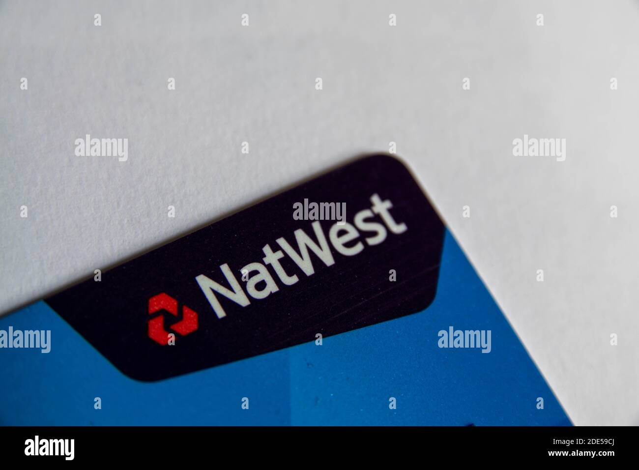 Durham, Großbritannien - 7. Mai 20: Kontaktlose NatWest-Bankkarte aus Kunststoff auf gemustertem Hintergrund. NatWest ist eine britische Bank und Baugesellschaft, die sich mit dem Debit beschäftigt Stockfoto