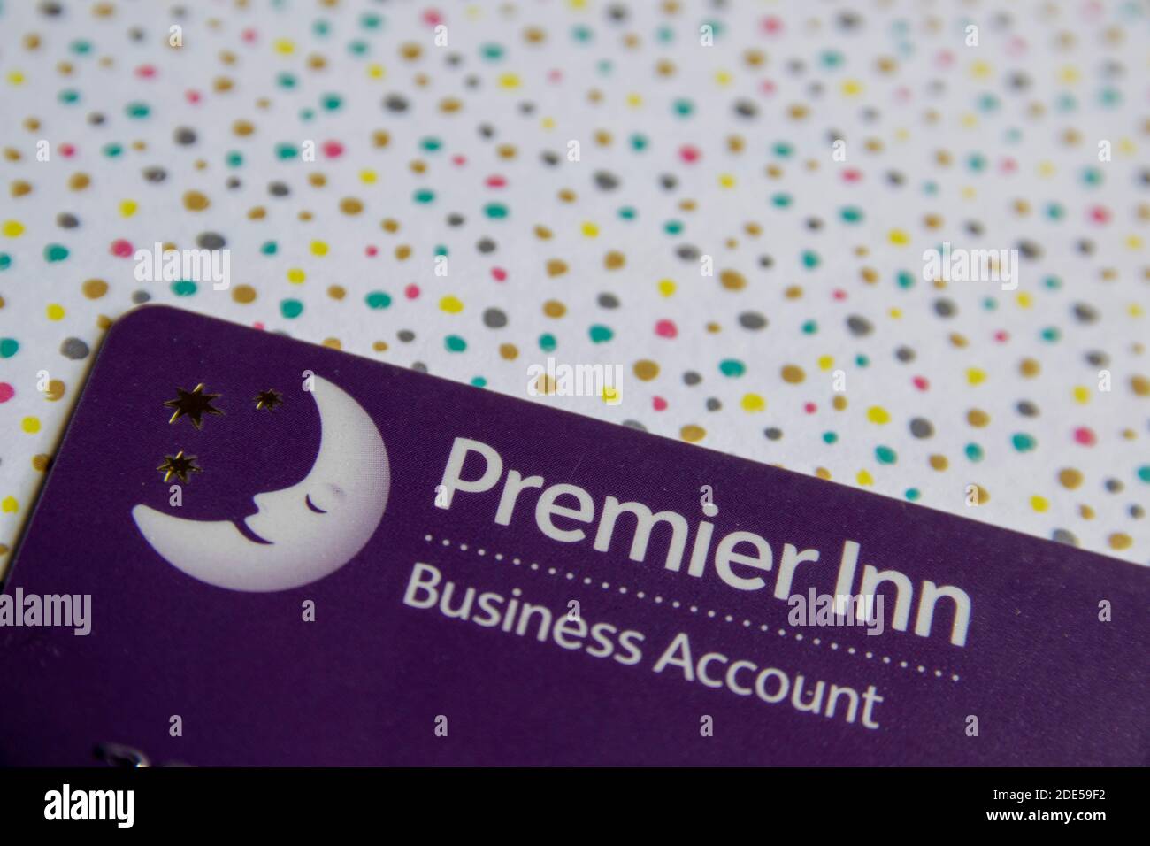 Durham, Großbritannien - 28. Mai 2020: Premier Inn Business Account Card. Mit der Karte können Personen, die geschäftlich unterwegs sind, ein Zimmer und Mahlzeiten ihrem Unternehmen in Rechnung stellen. Stockfoto