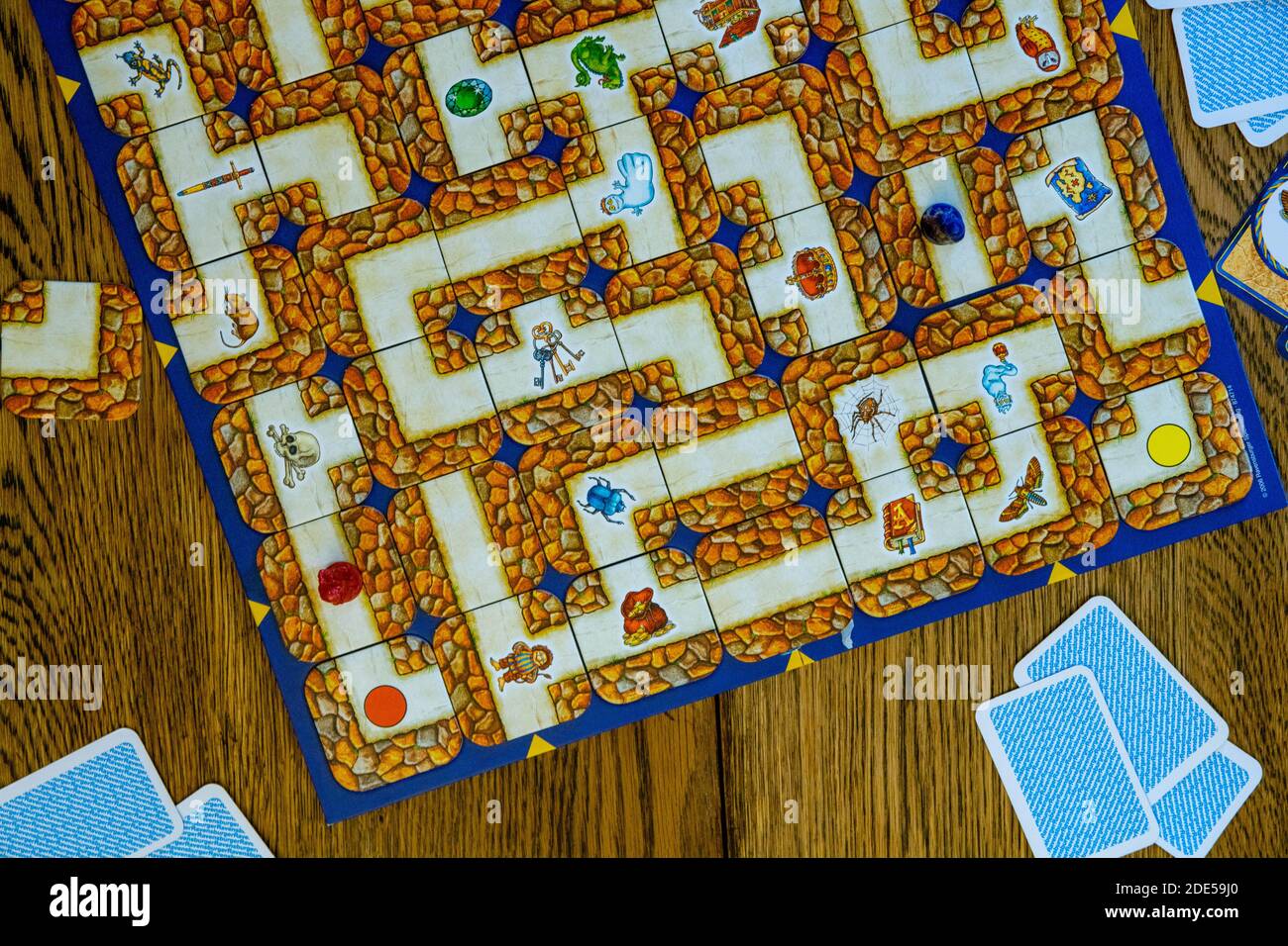 Durham, Großbritannien - 23. April 2020: Labyrinth Brettspiel. Die Spieler  wechseln sich ab, um das Labyrinth nach ihren magischen Objekten und  Charakteren durch sorgfältig mov zu durchsuchen Stockfotografie - Alamy
