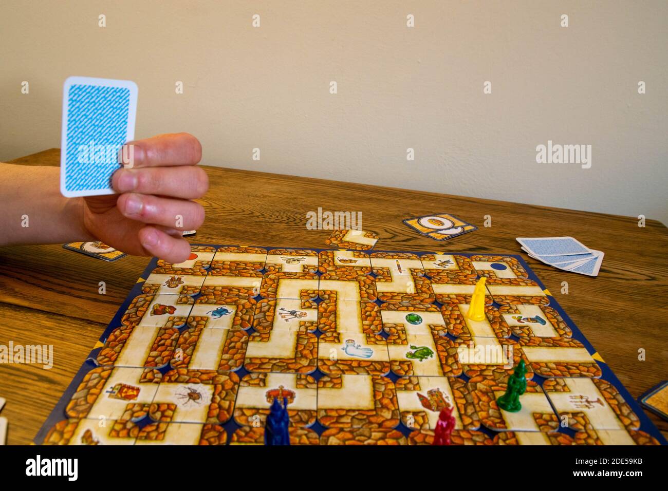 Durham, Großbritannien - 23. April 2020: Labyrinth Brettspiel. Die Spieler wechseln sich ab, um das Labyrinth nach ihren magischen Objekten und Charakteren durch sorgfältig mov zu durchsuchen Stockfoto