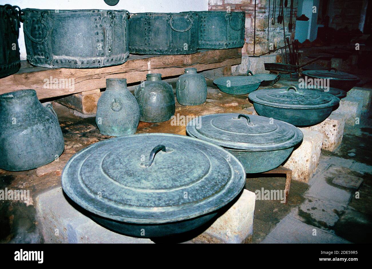 Riesige Töpfe oder Metallkesseln in der Küche aus der alten osmanischen Zeit Im Topkapi Palace Istanbul Türkei Stockfoto