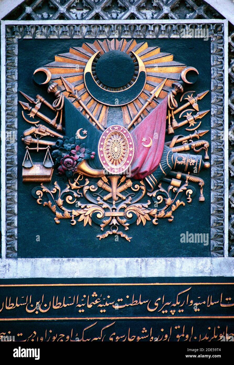 Osmanisches oder türkisches Wappen mit Flaggen, Heraldik, islamischem und türkischem Symbolismus großer Basar oder überdachter Basar Istanbul Türkei Stockfoto