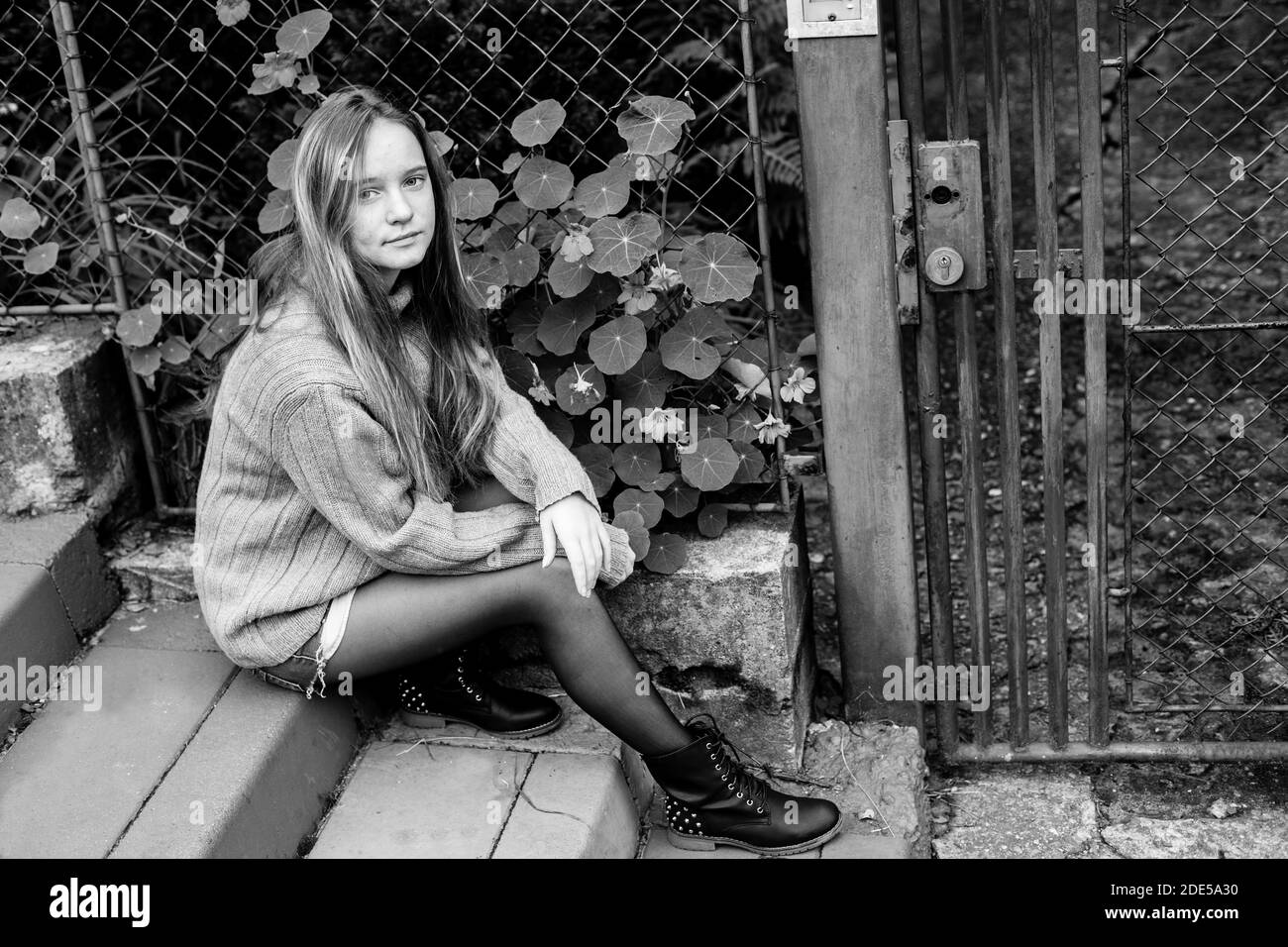 Teen Mädchen posiert für die Kamera im Park. Schwarzweiß-Foto. Stockfoto