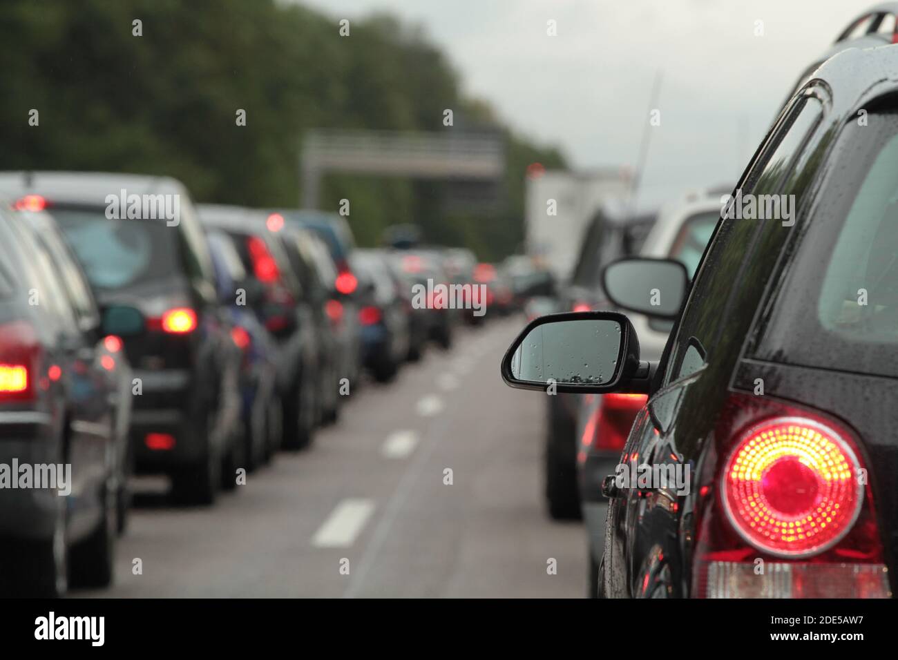 Autos im Stau auf der deutschen Autobahn Stockfoto