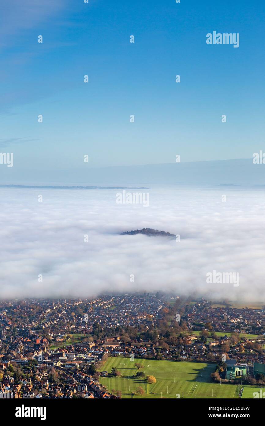 Ein Blick auf Great Malvern, der an einem Wintertag aus dem Nebel auftaucht, Worcestershire, England Stockfoto