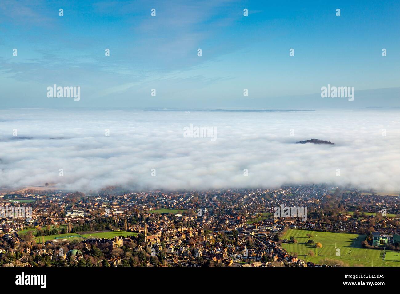 Ein Blick auf Great Malvern, der an einem Wintertag aus dem Nebel auftaucht, Worcestershire, England Stockfoto