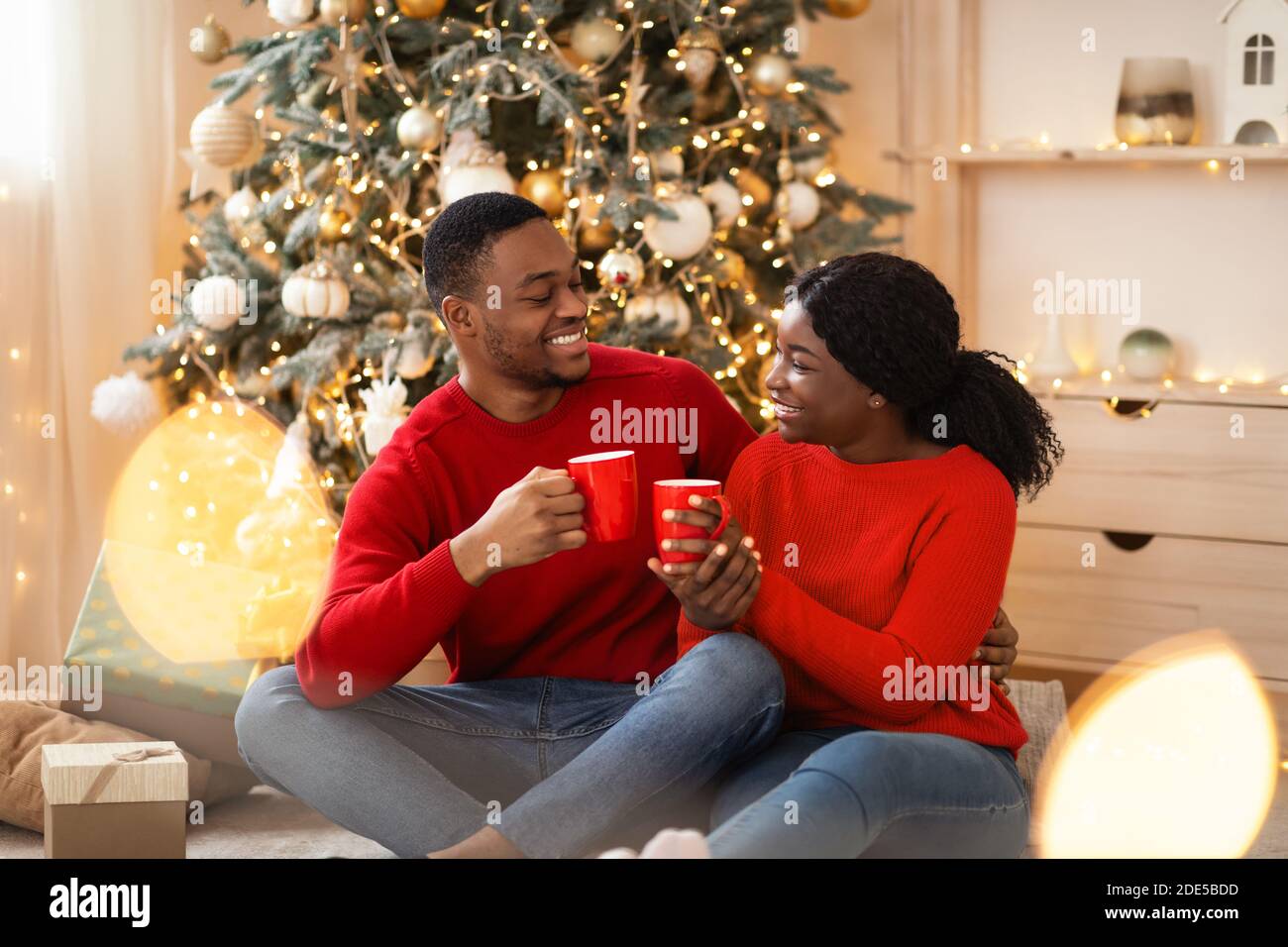 Romantisches Neujahr und weihnachtsmorgen zu Hause Stockfoto