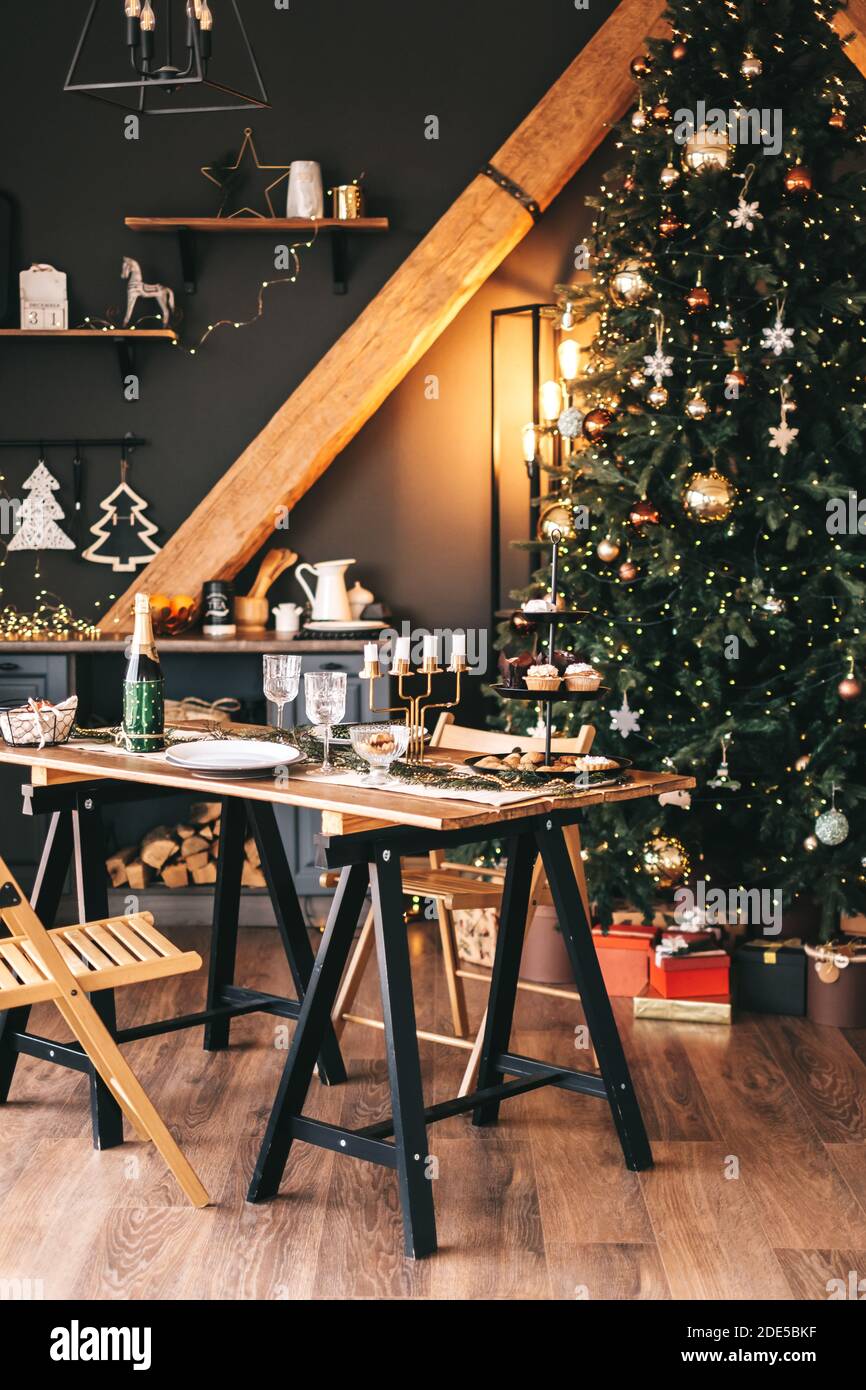 Festlicher Weihnachtstisch in der Küche mit einem großen Weihnachtsfest Baum Stockfoto